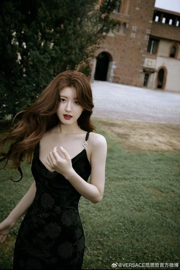 米兰时装周上的电视剧女星：赵露思Versace展现双重魅力、虞书欣是“它”的首位代言人！