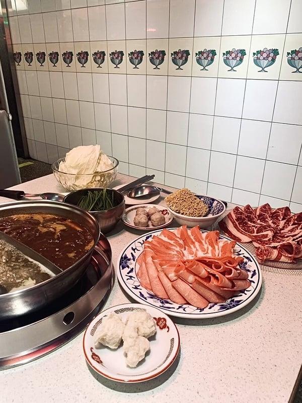 7间双北复古风火锅餐厅推荐：台南直运温体牛肉锅、这家汤底超过十种，复古装潢超好拍
