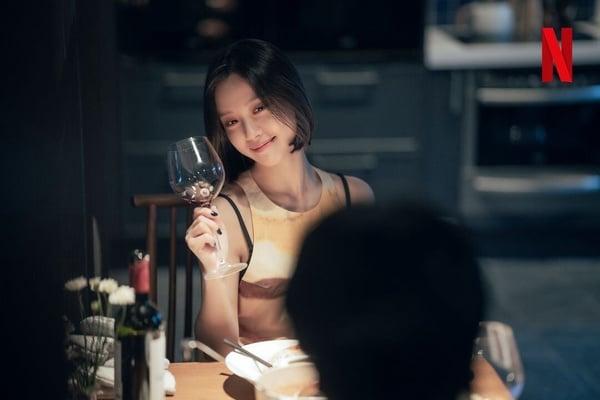 Netflix《无声蛙鸣》看点+剧情介绍：李姃垠化身长官局长办案，高旻示疯癫邪笑超惊悚！ 娱乐 图8张