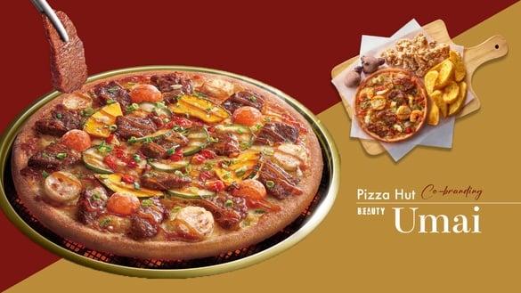 屋马烧肉变比萨！必胜客联名台中屋马烧肉推“月见五盎司菲力比萨”神还原屋马烧肉美味