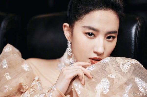 6位拥有“超狂家世背景”女星！虞书欣是三家公司的股东，这位竟也是富二代！ 娱乐 图8张