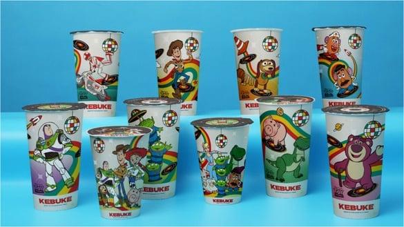 可不可优惠！“可不可ｘ玩具总动员”三眼怪、熊抱哥环保杯＆提袋必收，再推3款手摇饮