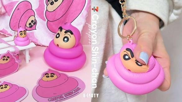 7-11“蜡笔小新便便系列”登场!便便存钱筒、饮料提袋、卡套必收,再推漫画系列冰箱贴