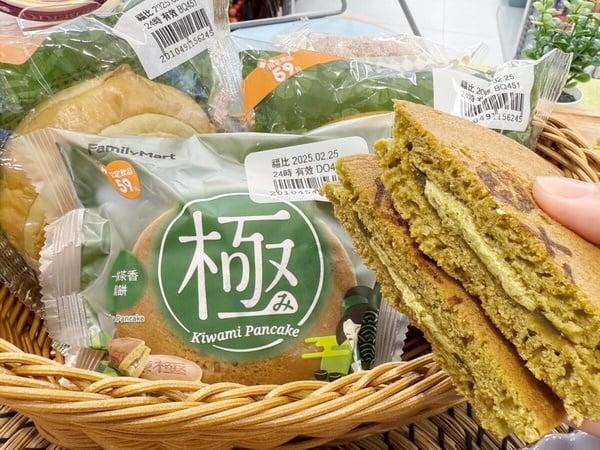还有“一抹茶香松饼”以静冈抹茶粉制成蓬松饼皮，搭配抹茶奶霜与宇治抹茶豆沙