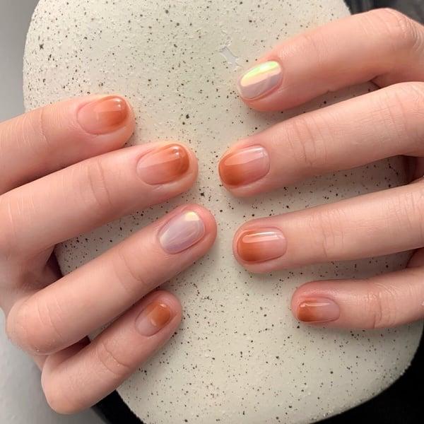 2025渐层美甲款式范本20款！经典奶茶色、简约法式渐层温柔又显白，手指更显修长