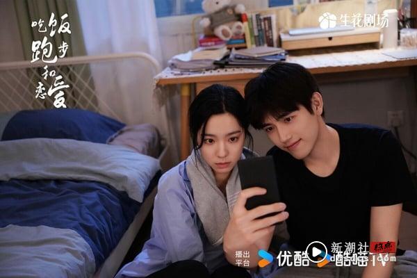 《吃饭跑步和恋爱》改编自小说《拜金罗曼史》，开播后网友都在吐槽选角违和，陈飞宇、庄达菲没有职场菁英的感觉，开篇很多“偶遇”、“巧合”的情节也被说很悬浮。同样是陈飞宇主演的甜宠剧，《吃饭跑步和恋爱》就没有《点燃我，温暖你》那么浪漫的氛围感。不过剧情节奏流畅，作为小甜剧还是可以一看。