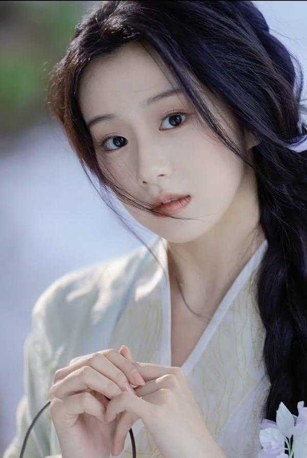 关于《韶华若锦》包上恩的七件事：从美貌出圈到累积作品，被评待爆新锐小花！
