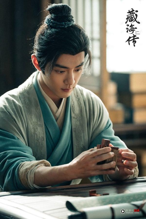肖战主演的《藏海传》是一部大男主权谋古装剧，这部剧可以算是《盗墓笔记》同个世界观的前传，剧组向《盗墓笔记》作者买下“汪藏海”这个角色的版权，然后扩写。《藏海传》一些细节例如喑兵、麒麟血，和《盗墓笔记》有联动，《盗墓》迷看会会心一笑，但整体而言，《藏海传》可以看做是原创剧本，是个单独故事。