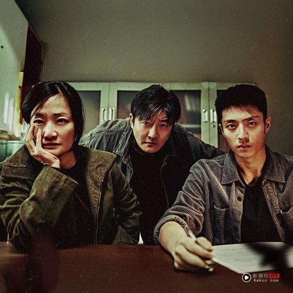 郭京飞和秦岚主演的悬疑剧《黄雀》豆瓣冲出7.0高分，这部剧讲的是铁路长官与火车扒手的斗智斗勇，一趟南下的列车，将北地的员警郭鹏飞带入暗潮涌动的反扒征途。在与盗贼的数次交手中，郭鹏飞结识了高冷医生黎小莲，究竟谁是敌谁是友？