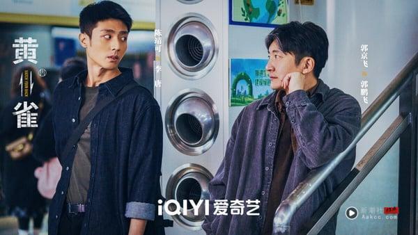 郭京飞和秦岚主演的悬疑剧《黄雀》豆瓣冲出7.0高分，这部剧讲的是铁路长官与火车扒手的斗智斗勇，一趟南下的列车，将北地的员警郭鹏飞带入暗潮涌动的反扒征途。在与盗贼的数次交手中，郭鹏飞结识了高冷医生黎小莲，究竟谁是敌谁是友？