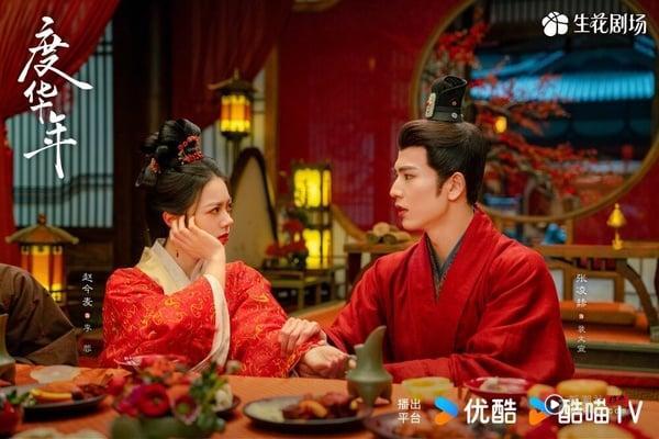 《度华年》和《折腰》一样，都是先婚后爱，不过《度华年》更多了双重生设定，互看不顺眼的男女主角，两人第一世是中年怨偶，在重生后，拥有了再次相互了解的机会。