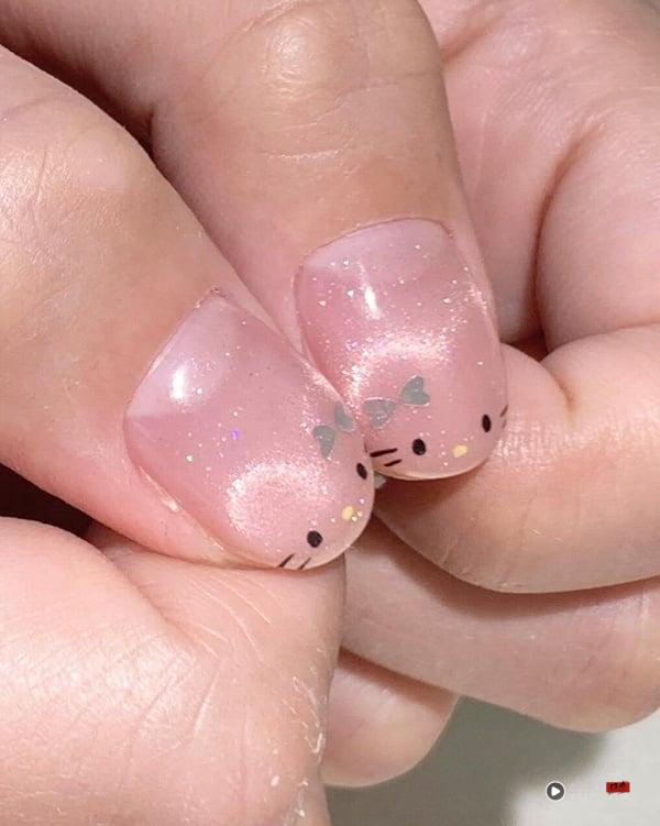 IG 爆红 “Hello Kitty 美甲范本”整理：立体猫耳朵超可爱、晒黑Kitty指定率最高！ 最新 图2张