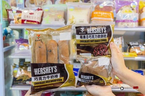 买一送一！7-11“HERSHEY’S巧克力”新品登场，巧克冰沙、双馅泡芙、可可蝴蝶丹麦必吃 最新 图3张