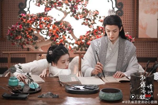 《孔雀圣使请动心》是一部甜宠穿越短剧，男主周峻纬演过《宁安如梦》的男三，颜值挺高，主角也有CP火花。前期是轻松的小甜剧氛围，然而大结局却引起剧迷不满，好好的穿越甜剧，却迎来开放式偏悲的收尾，让想嗑糖的观众很不满。不过《孔雀圣使请动心》还是开出6.2的高分，赢过不少长剧呢！