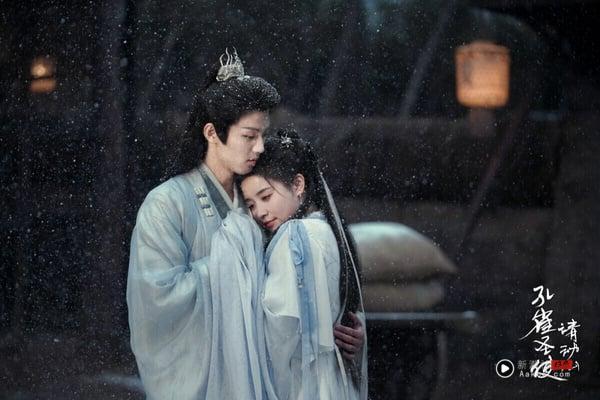 《孔雀圣使请动心》是一部甜宠穿越短剧，男主周峻纬演过《宁安如梦》的男三，颜值挺高，主角也有CP火花。前期是轻松的小甜剧氛围，然而大结局却引起剧迷不满，好好的穿越甜剧，却迎来开放式偏悲的收尾，让想嗑糖的观众很不满。不过《孔雀圣使请动心》还是开出6.2的高分，赢过不少长剧呢！