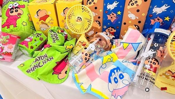 蜡笔小新在家乐福！家乐福“蜡笔小新”加价购活动，巧克比凉毯、蜡笔小新环保杯必收 最新 图3张