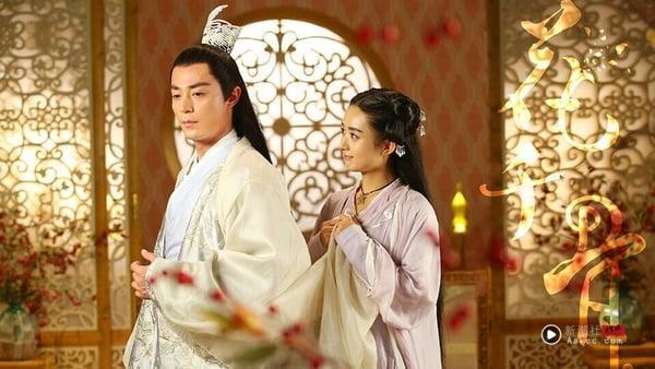 《花千骨》也是经典仙侠剧，其实当年《花千骨》的评价不是很好，它虽然超级火爆，但也有不少剧迷觉得男主角的人设太渣、剧情幼稚、特效不精致、厚重的眼妆和梳平的头发不好看等等，但整体而言算改编得很不错。