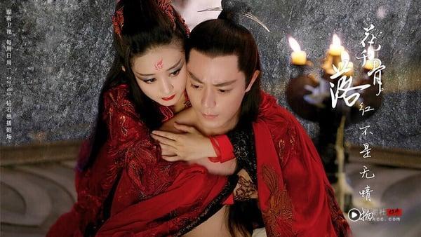《花千骨》也是经典仙侠剧，其实当年《花千骨》的评价不是很好，它虽然超级火爆，但也有不少剧迷觉得男主角的人设太渣、剧情幼稚、特效不精致、厚重的眼妆和梳平的头发不好看等等，但整体而言算改编得很不错。
