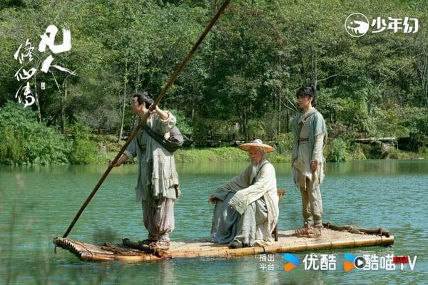 杨洋主演的《凡人修仙传》是近期的热门电视剧，不同于以爱情线为主的《三生三世》或《苍兰诀》，《凡人修仙传》是大男主升级修仙剧。讲述普通的山村穷小子韩立，偶然之下，跨入到一个江湖小门派，虽然资质平庸，但依靠自身努力和合理算计，最后修炼成仙的故事。