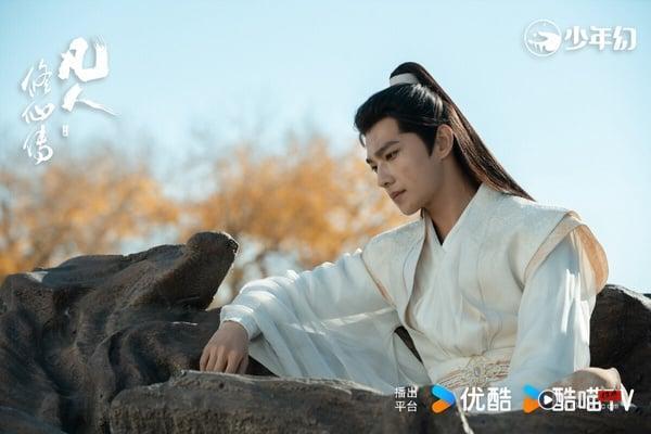 杨洋主演的《凡人修仙传》是近期的热门电视剧，不同于以爱情线为主的《三生三世》或《苍兰诀》，《凡人修仙传》是大男主升级修仙剧。讲述普通的山村穷小子韩立，偶然之下，跨入到一个江湖小门派，虽然资质平庸，但依靠自身努力和合理算计，最后修炼成仙的故事。