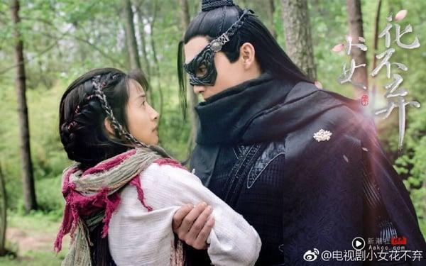 还记得《小女花不弃》的莲衣客吗？张彬彬在《小女花不弃》的黑色面具也很帅！剧中陈煜表面身份是七王爷独子，私底下他戴上面具，化身行侠仗义的“莲衣客”，也因此多次解救花不弃，而成为花不弃的“梦中情人”。