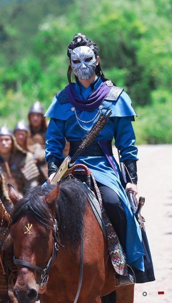 《一片冰心在玉壶》是一部古装探案爱情剧，和《锦衣之下》的原着作者一样都是蓝色狮，讲述蜀中“天才少女”莫研，励志成为江湖第一侠盗，却因敏锐的洞察力被包大人赏识，成为女捕快并与傲娇高冷的“御猫”展昭展大人结成欢喜冤家的故事。剧中李宏毅饰演的男配角苏醉也是个面具美男呢！