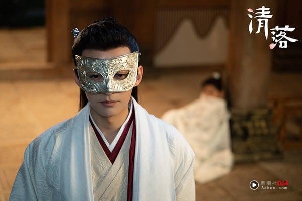 刘学义在《清落》的面具造型也很帅！剧中夜修独为避杀手，从路边摊顺了个面具戴在脸上，却恰好与清落的相亲对象“撞脸”，因为清落和相亲对象约好要戴着面具，殊不知阴错阳差就让夜修独和清落有了初次邂逅。刘学义的古装美颜不管什么造型都能驾驭！