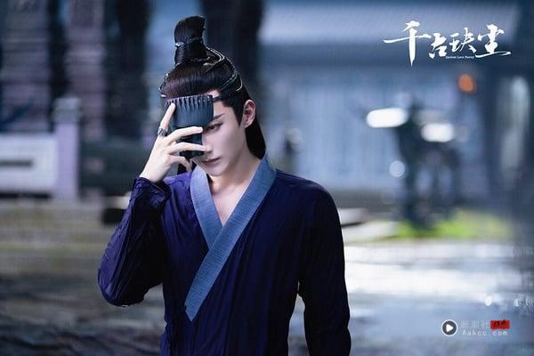 刘学义在《清落》的面具造型也很帅！剧中夜修独为避杀手，从路边摊顺了个面具戴在脸上，却恰好与清落的相亲对象“撞脸”，因为清落和相亲对象约好要戴着面具，殊不知阴错阳差就让夜修独和清落有了初次邂逅。刘学义的古装美颜不管什么造型都能驾驭！