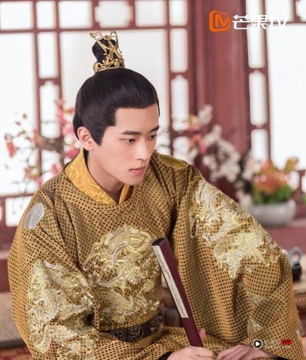 《云之羽》丞磊8件事！ 原先是临演，私下竟然爱跑酷，撞脸陈冠霖，新剧合作罗云熙！