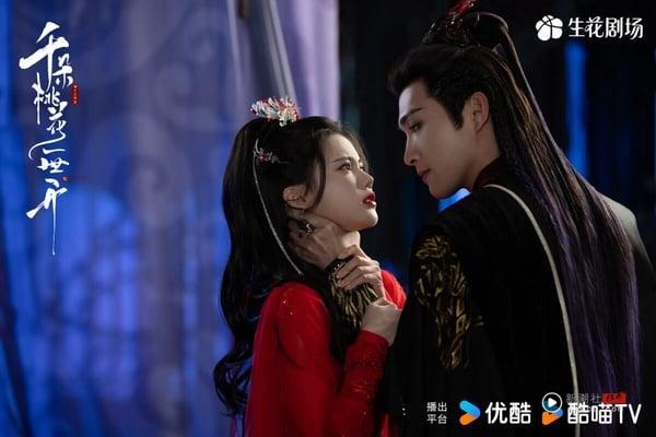 电视剧《千朵桃花一世开》男女主角张彬彬与孙珍妮的剧照，该剧以仙侠版《想见你》的新鲜设定获得好评，豆瓣评分默默上涨。