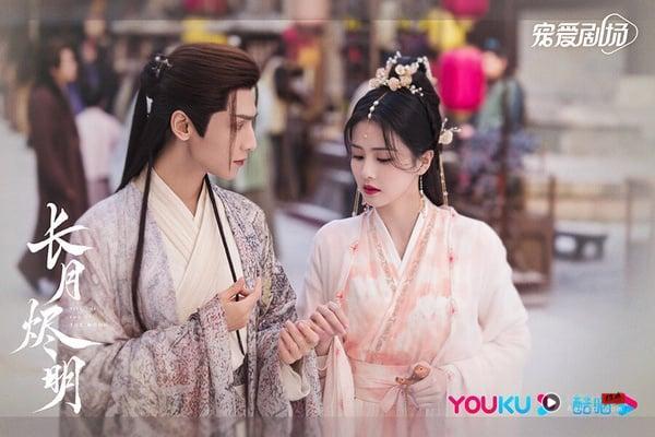 人气仙侠剧《长月烬明》剧照，罗云熙饰演的上古魔神与白鹿饰演的掌门之女，两人展现了剧中甜虐交织的氛围。