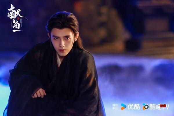 古装仙侠剧《献鱼》剧照，陈飞宇饰演的病娇师祖司马焦，与王影璐饰演的咸鱼少女廖停雁展现了剧中快节奏且趣味十足的人物关系。