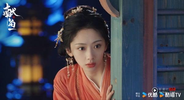 电视剧《献鱼》女主角廖停雁的剧照，她“修仙界咸鱼打工人”的有趣设定是吸引观众追剧的一大亮点。