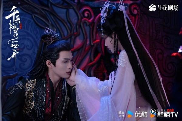 《千朵桃花一世开》女主角孙珍妮饰演的暗域圣女，剧中她与仙盟盟主之间“正邪不两立”的爱情故事充满看点。