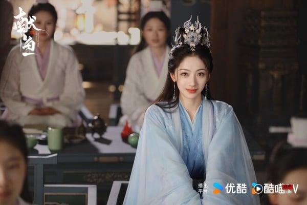 改编自小说的电视剧《献鱼》剧照，陈飞宇与王影璐饰演的咸鱼少女廖停雁近距离对视，呈现两人之间有趣的互动关系。