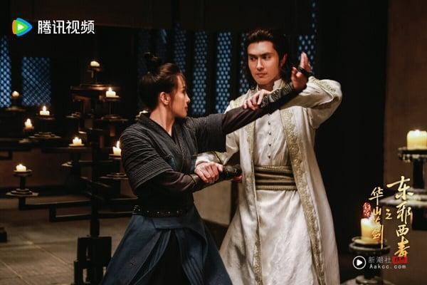 《金庸武侠世界》之《华山论剑》系列剧照，呈现了“东邪”黄药师的角色形象，该篇章是系列中评价较好的一部分。