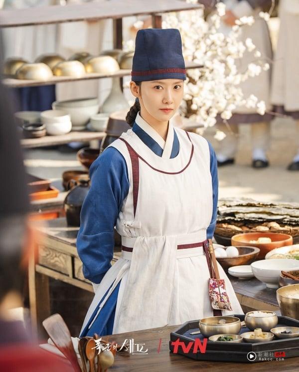 Netflix《暴君的厨师》冲上排行冠军！润娥穿越古代太爆笑、网赞“幸好男主换李彩玟” 娱乐 图10张
