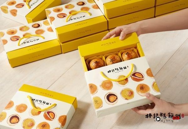 林记糕饼铺的经典蛋黄酥切面，展现其酥脆外皮、饱满红豆馅与湿润的咸蛋黄