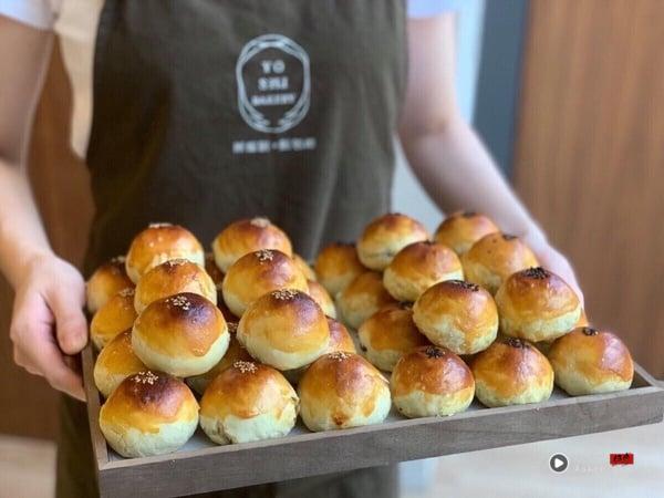 世界面包冠军陈耀训的红土咸蛋黄酥，底部呈现独特的焦脆色泽，层次丰富