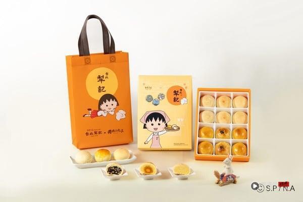 台北犁记樱桃小丸子联名礼盒的内容物，包含招牌的绿豆小月饼与酥皮红豆蛋黄酥