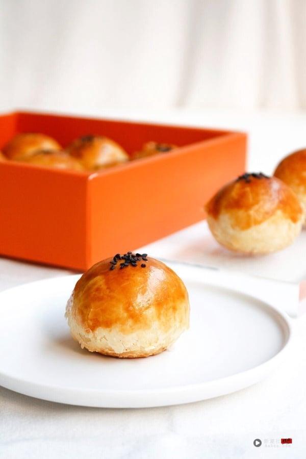 法朋蛋黄酥特写，强调其使用屏东咸蛋黄与低甜度红豆馅的清爽口感