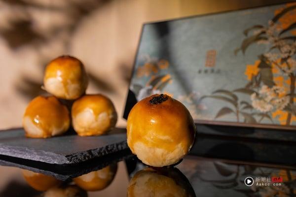 北投丽禧温泉酒店首度推出的丽禧蛋黄酥礼盒，深蓝色包装设计典雅大方