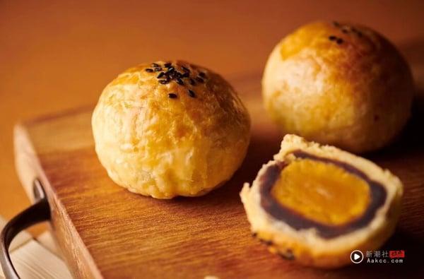 新口味食品行的经典蛋黄酥，严选食材，展现咸蛋黄与细致红豆馅的完美结合