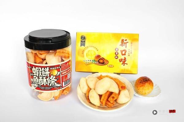 鹿港新口味推出的创意零食，将经典蛋黄酥风味结合台南安平虾饼和鱼酥条