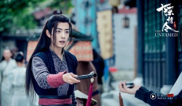 肖战虽然演过不少古装剧，但他却没演过人设是绝世美男的角色，就连《陈情令》魏无羡也不是原着里的第一美男，因此网上也有蛮多粉丝敲碗，希望之后有机会能让肖战来尝试看看天下第一美男的角色！