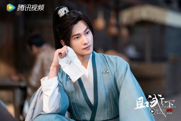 杨洋在《且试天下》饰演丰兰息时，其实也获得不少好评！丰兰息是天下第一美男，容貌一绝，小说里对他的形容是：“玄衣墨月，俊雅绝伦。雍容清贵，王侯无双。”让杨洋来演完全无违和啊！