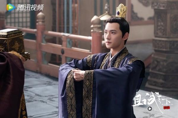 杨洋在《且试天下》饰演丰兰息时，其实也获得不少好评！丰兰息是天下第一美男，容貌一绝，小说里对他的形容是：“玄衣墨月，俊雅绝伦。雍容清贵，王侯无双。”让杨洋来演完全无违和啊！