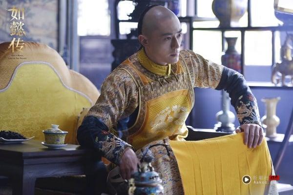 而有趣的是，霍建华上次演古装剧已经是7年前的《如懿传》，他饰演的干隆就是一个渣男角色，但因为他在剧中的造型实在太帅了，让观众们追剧时也是又爱又恨啊！