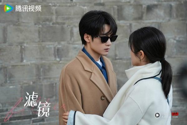 《滤镜》是《长相思》作者桐华的原创剧本，剧情很有意思，女主苏橙橙外貌可以一直改变，她变成美女、变成羊驼，还变成檀健次。《滤镜》剧情非常非常搞笑，永远让人猜不到下一步，但同时又隐含了对外貌焦虑的反思。剧本到位，檀健次和李兰迪演技也很稳定，前期男主被女主蒙在鼓里，后期女主追夫火葬场，不是老套路甜宠剧。
