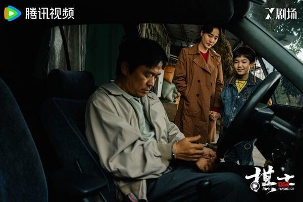 《棋士》剧情挺有趣，这部剧把“围棋”和“犯罪”结合在一起，平凡的围棋老师发现，围棋的思维方式竟然可以用来犯罪，紧接着事情一环扣一环，让人猜不到发展。《棋士》人物之间的搏弈、人性的刻划都有看点，会让人越追越入迷！